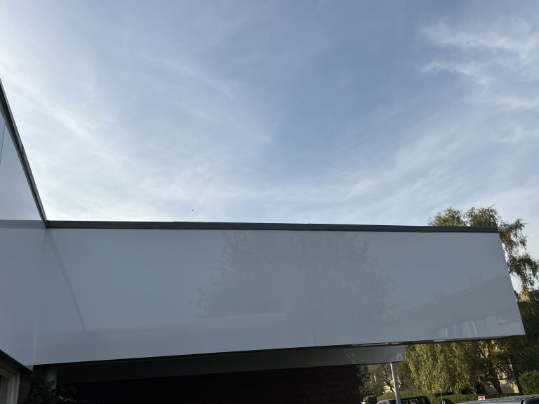 Dakrand en boeidelen met nieuwe witte beplating op woning met plat dak in Apeldoorn