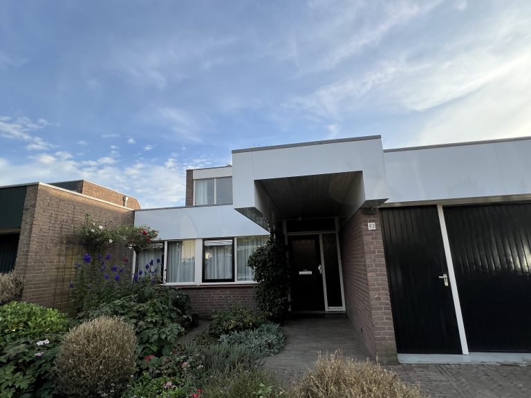 Dakrand en boeidelen met nieuwe witte beplating op woning met plat dak in Apeldoorn