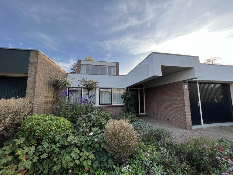 Dakrand en boeidelen met nieuwe witte beplating op woning met plat dak in Apeldoorn