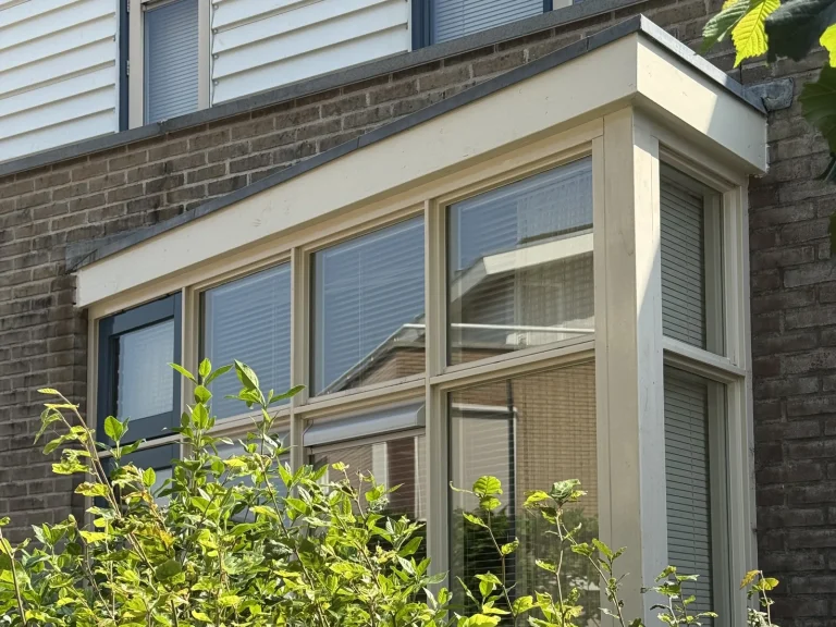 Zijaanzicht van de raampartij met strak afgewerkt nieuw boeideel in Beekbergen