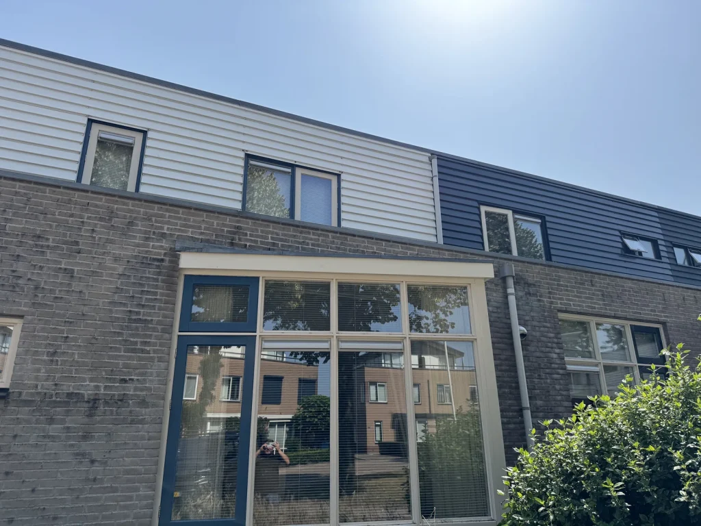 Voorgevel in Beekbergen met nieuw, licht geschilderd boeideel boven de raampartij