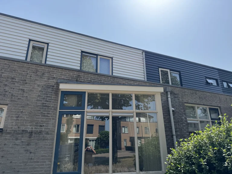 Voorgevel in Beekbergen met nieuw, licht geschilderd boeideel boven de raampartij